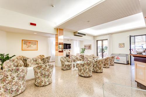uma sala de estar com cadeiras e uma mesa em Hotel Belturismo em Bellaria-Igea Marina