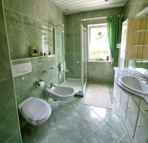 y baño con 2 lavabos, aseo y ducha. en Ferienwohnung Urlaub über den Second Hand Lädchen en Großbreitenbach
