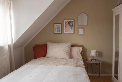 Postel nebo postele na pokoji v ubytování Altbau Appartement - klein aber oho