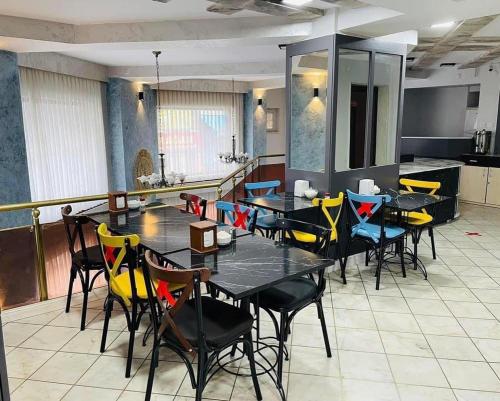 A kitchen or kitchenette at Hotel Oz Villa