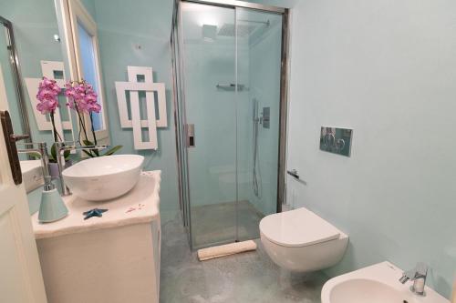 a bathroom with a shower and a toilet and a sink at VILLA AMIRA Porto Cervo con vista Mozzafiato sul Mare,Piscina Privata,WELLNESS & SPA in Liscia di Vacca