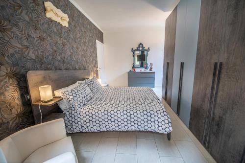een kleine slaapkamer met een bed en een bank bij Refuge on Piazza re di Roma in Rome