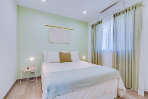 En eller flere senge i et værelse på Faro: Casa Trevo com terraço BBQ
