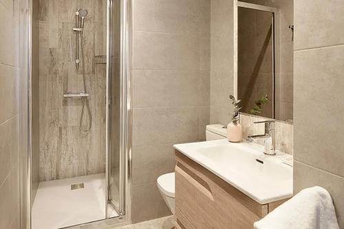 ein Badezimmer mit Dusche, Waschbecken und Toilette in der Unterkunft Apartamento Aizkorri by SanSe Holidays in Añorga-Lugariz