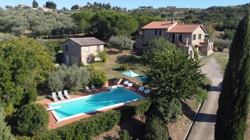 una vista aérea de una casa con piscina en Casa Palombella, en Cibottola