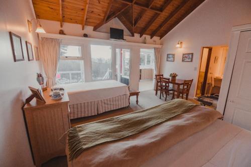 1 dormitorio con cama y ventana grande en Cumbres Del Martial en Ushuaia