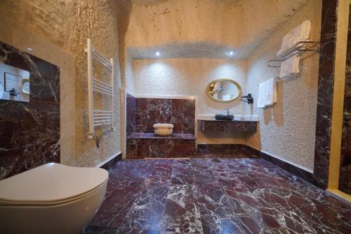 Ένα μπάνιο στο Cappadocia Secret Hill Cave Suites