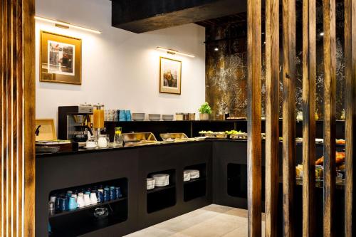 un bar dans un restaurant avec un comptoir dans l'établissement Villa Dune, à Sarbinowo