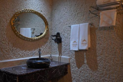 Ένα μπάνιο στο Cappadocia Secret Hill Cave Suites