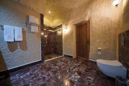 Ένα μπάνιο στο Cappadocia Secret Hill Cave Suites