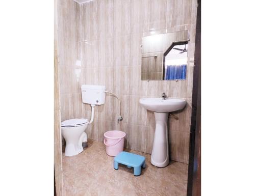W łazience znajduje się toaleta, umywalka i toaleta. w obiekcie Hotel Banjara, Pachmarhi w mieście Pachmarhi