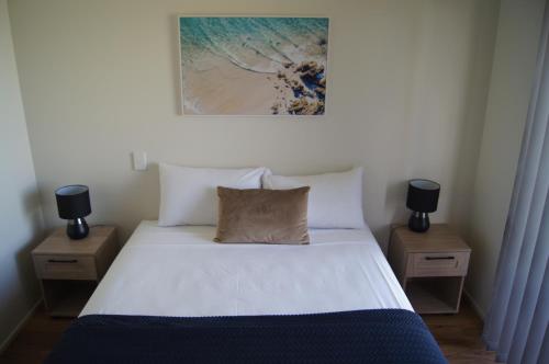 Katil atau katil-katil dalam bilik di Beachside Motor Inn By Golden Chain