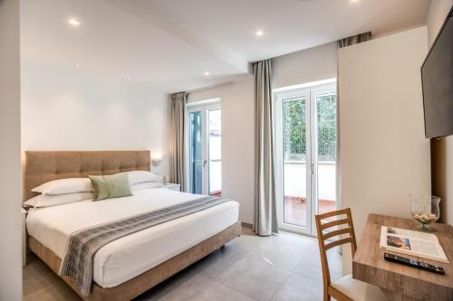 um quarto com uma cama grande e uma mesa em Villa Francesca - private pool em Sorrento