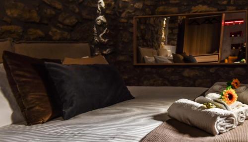 a bedroom with a bed with towels and a mirror at Vicolo72 in Calitri