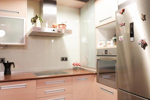 eine Küche mit einem Kühlschrank aus Edelstahl in der Unterkunft Apartamento Jaizkibel by SanSe Holidays in Lezo