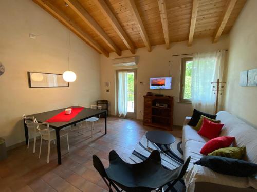 uma sala de estar com um sofá e uma mesa em L'Isolo b&b e case vacanza em Monzambano