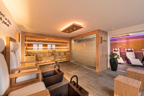a salon with a sink and chairs in a room at Hotel St-Leonhard in Sankt Leonhard im Pitztal