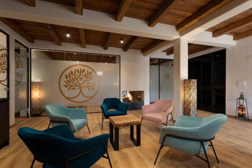 poczekalnia z niebieskimi i różowymi krzesłami w obiekcie Guest House Valentincic w mieście Nova Gorica