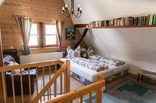 um quarto com um beliche num quarto em Ferienhaus Pfalzklause em Billigheim-Ingenheim