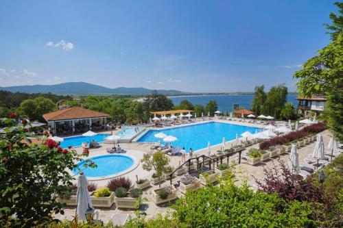 Blick auf den Pool in einem Resort in der Unterkunft Eve Santa Marina Apartments - sea, pools, relax in Sozopol