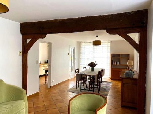 kuchnia i jadalnia ze stołem i krzesłami w obiekcie Gîte Saint Pierre w mieście Verdigny