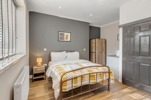 Thorpe Saint Andrew的住宿－6 bed 6 bath house perfect for contractors，一间卧室设有一张床和一个窗口
