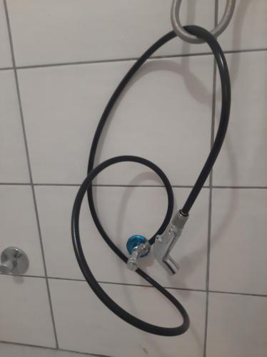 ein Stethoskop, das an einen Badezimmerboden angeschlossen ist in der Unterkunft Villa Goleš Travnik in Travnik