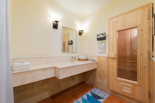 北欖的住宿－利姆科發城市度假酒店，一间带水槽和镜子的浴室