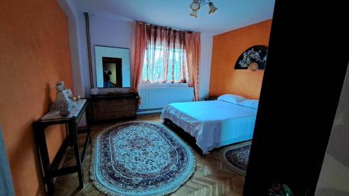 um quarto com uma cama azul e um espelho em Pensiunea Burciu em Salcioara