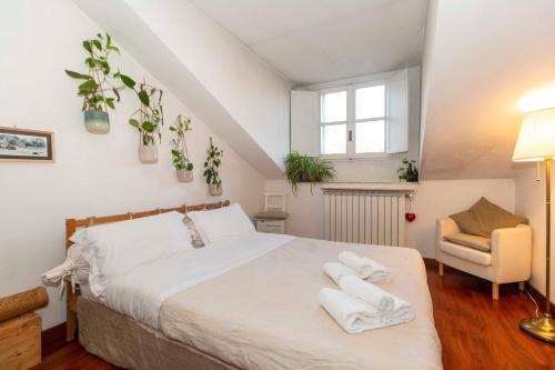 都靈的住宿－Porta Nuova APT x4 - City View，卧室配有一张白色大床和一把椅子