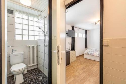 Il comprend une chambre et une salle de bains pourvue de toilettes. dans l'établissement Cénoslocs Aulnay - Studio atypique proche de l'aéroport CDG, à Aulnay-sous-Bois