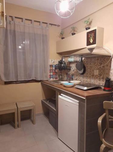 a kitchen with a sink and a counter top at Διαμέρισμα με θέα θάλασσα στην περιοχή της Αθύτου in Afitos