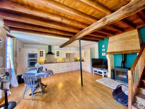 Il comprend une grande cuisine dotée de plafonds en bois et de parquet. dans l'établissement Luxury Dordogne Guesthouse, à Monsac