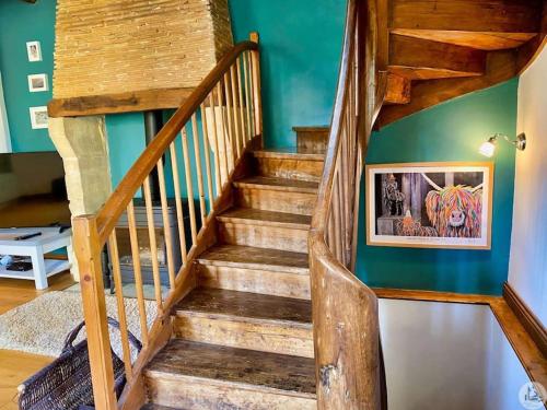 - un escalier en bois dans une chambre aux murs verts dans l'établissement Luxury Dordogne Guesthouse, à Monsac