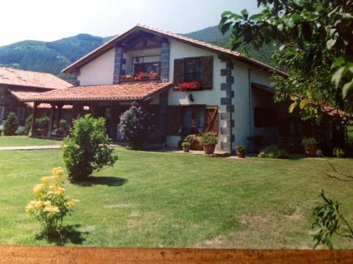 a house with a large yard with a yard at Excepcional Casa El Olivo in Ojedo