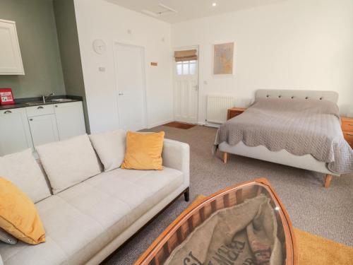 Cornhill-on-tweed的住宿－Cheviot View，客厅配有沙发和1张床