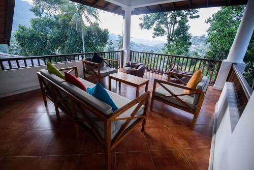 Ein Balkon oder eine Terrasse in der Unterkunft Kingsman House