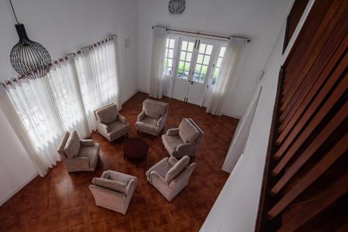 Ein Sitzbereich in der Unterkunft Kingsman House