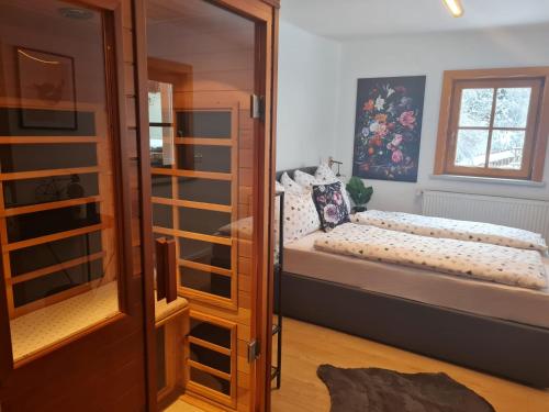 een slaapkamer met een stapelbed en een raam bij Chalet am Bach in Deutschgriffen