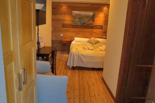 Una cama o camas en una habitación de Pensione Albergo Diffuso Ceaglio Valle Maira