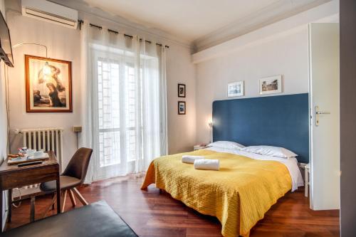 ローマにあるサーカス マキシマス B＆Bのベッドルーム1室(大型ベッド1台、黄色い毛布付)