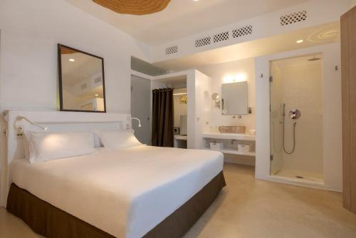 a bedroom with a large white bed and a bathroom at HM Balanguera in Palma de Mallorca