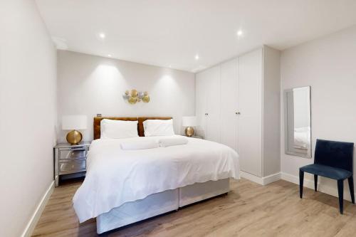 Tempat tidur dalam kamar di Stylish 2bed flat 10min to Wimbledon tennis courts