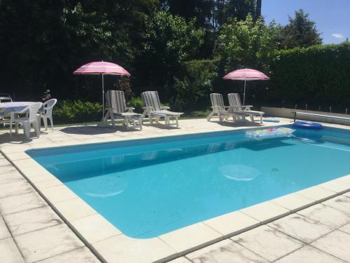 Bazén v ubytování Inviting 2-Bed Apartment with pool in Saint-Romain nebo v jeho okolí