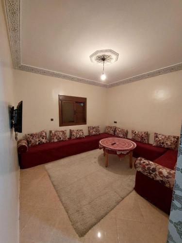 - un salon avec un canapé et une table dans l'établissement RESIDENCE ABOU YASSINE, à Dakhla