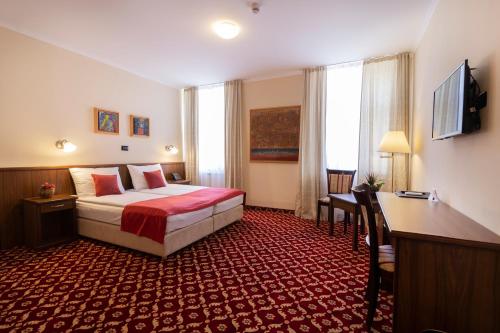 Habitación de hotel con cama y escritorio en Hotel Continental, en Rijeka