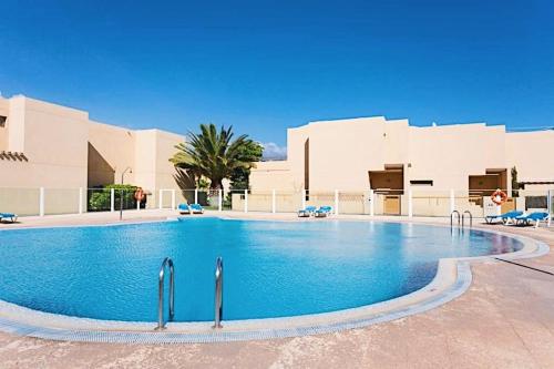 uma grande piscina em frente a um edifício em Bungalow with 2 bedrooms, Playa la Tejita em El Médano