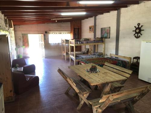 sala de estar con mesa de madera y sofá en Alberto en Mar de Ajó
