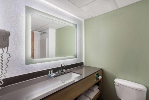 y baño con lavabo y espejo. en Quality Inn & Suites, en Monterey