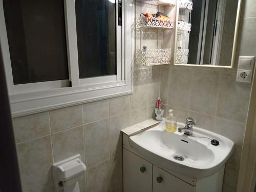 W łazience znajduje się umywalka i lustro. w obiekcie Apartamento 3 habitaciones centro de Torredembarra w mieście Torredembarra